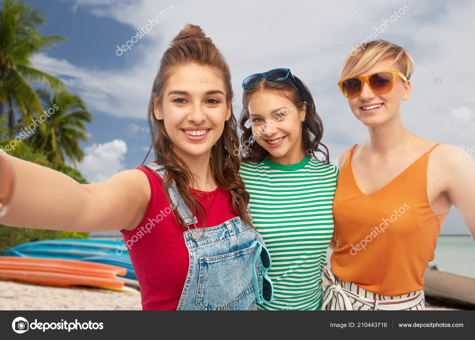 Felizes Amigas Em Oculos De Sol Tomando Selfie Fotografias De Stock C Syda Productions 210443716