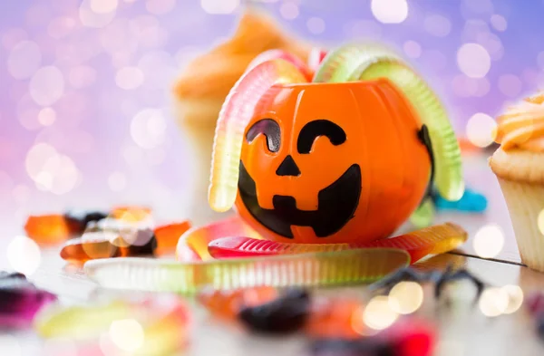 Gusanos de goma y caramelos para la fiesta de halloween — Foto de Stock