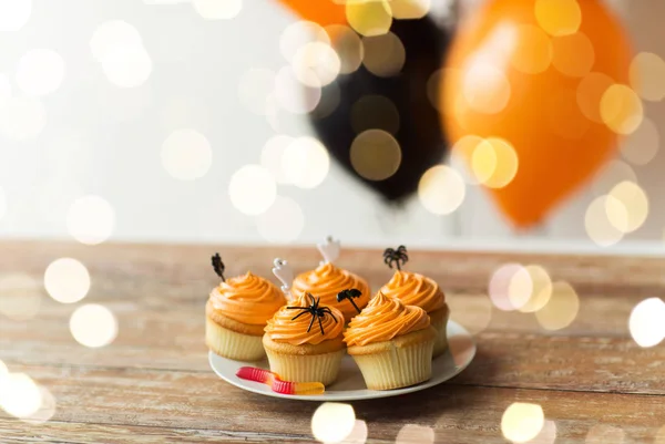 Halloweenfest dekorerade cupcakes på tallrik — Stockfoto