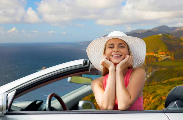 Donna in cappello in auto decappottabile sul big sur coast — Foto Stock