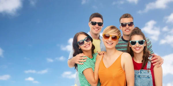 Freunde mit Sonnenbrille vor weißem Hintergrund — Stockfoto