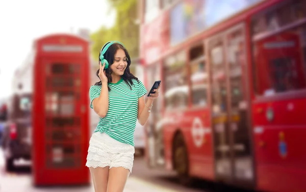 Chica adolescente en los teléfonos con teléfono inteligente sobre Londres — Foto de Stock