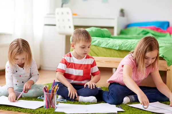 Bambini felici che disegnano a casa — Foto Stock