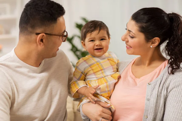 Lycklig familj med baby dotter hemma — Stockfoto
