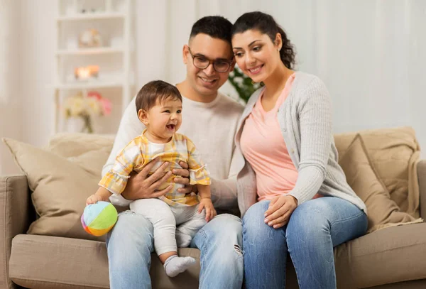 Família feliz com bebê filha em casa — Fotografia de Stock