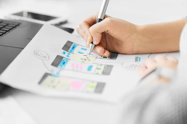 Webdesigner arbeitet an Wireframe-Benutzeroberfläche — Stockfoto