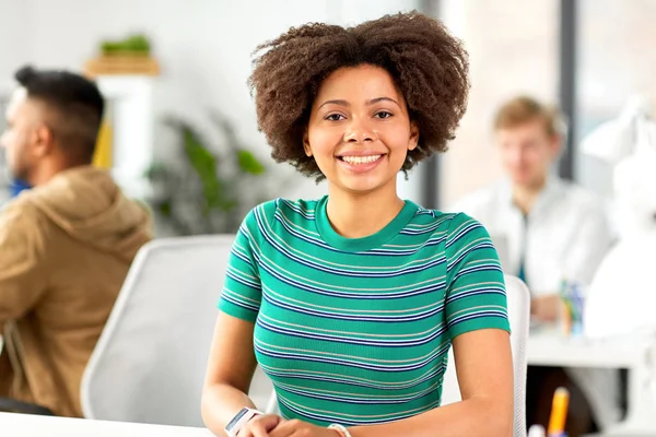 Felice sorridente donna africana americana in ufficio — Foto Stock