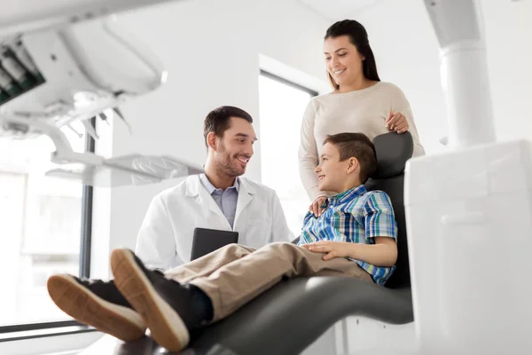 Mãe e filho visitando dentista na clínica odontológica — Fotografia de Stock