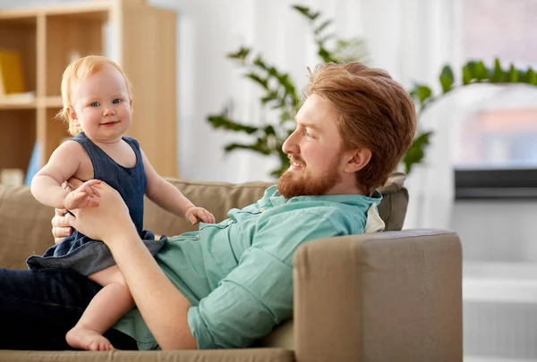 Onnellinen isä pieni vauva tytär kotona — kuvapankkivalokuva
