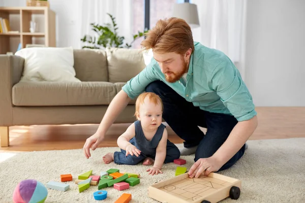 Baba ve bebek evde oyuncak bloklarla oynama — Stok fotoğraf