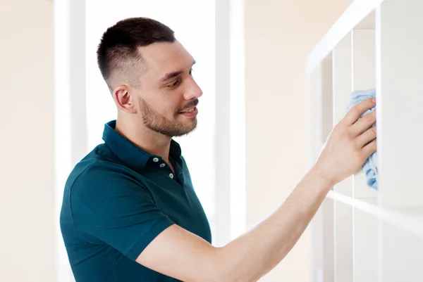 Man reinigen plank met doek thuis — Stockfoto