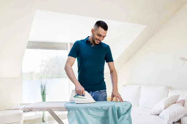 Homem de engomar camisa de ferro em casa — Fotografia de Stock