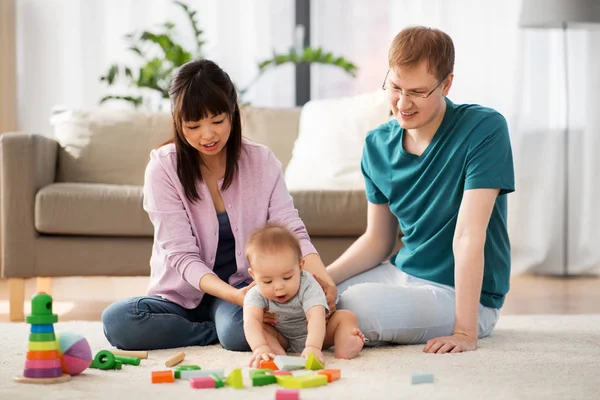 Família feliz com menino brincando em casa — Fotografia de Stock