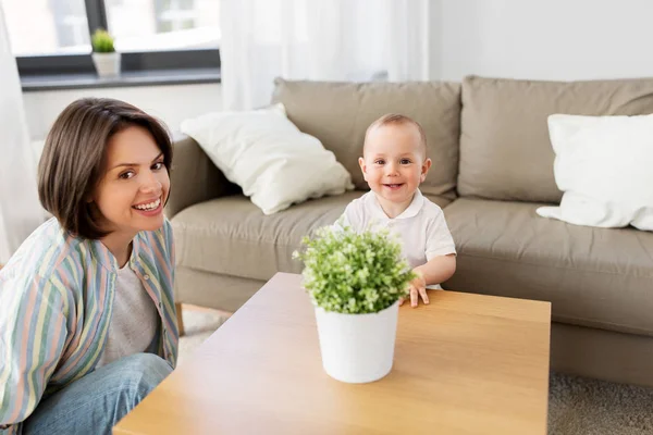 Mère heureuse avec petit garçon à la maison — Photo