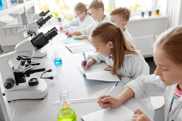 Děti studium chemie ve školní laboratoři — Stock fotografie
