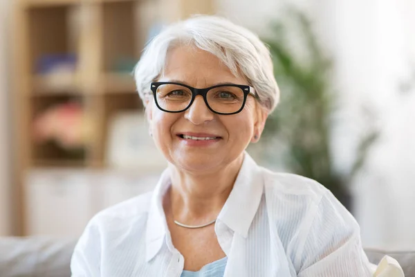 Портрет счастливой пожилой женщины в очках — стоковое фото