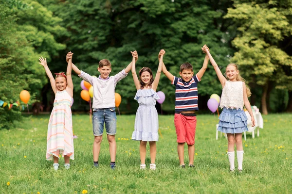 Niños felices en la fiesta de cumpleaños en el parque de verano — Foto de Stock