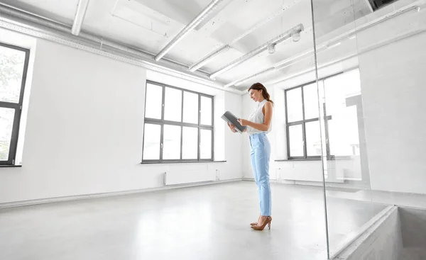 Geschäftsfrau oder Maklerin mit Ordner im Büro — Stockfoto