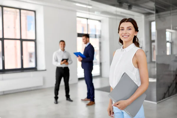 Realtor with folder and customers at new office — Stock Photo, Image