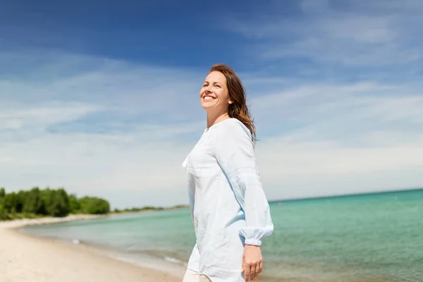 Felice donna sorridente sulla spiaggia estiva — Foto Stock