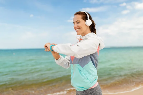Deporte Tecnología Concepto Estilo Vida Saludable Mujer Sonriente Con Auriculares — Foto de Stock