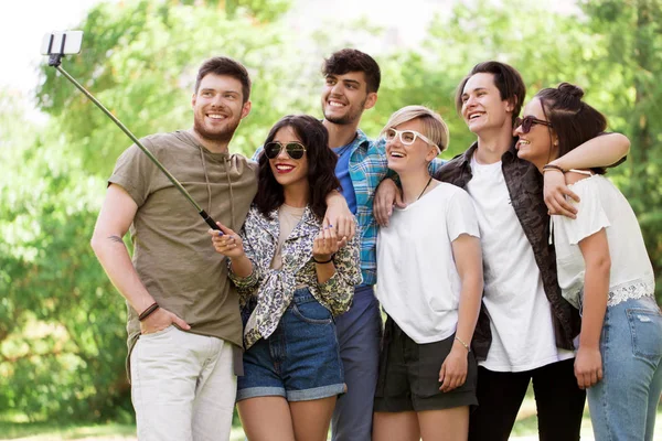 Amigos tomando foto por selfie palo en verano — Foto de Stock