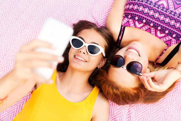 Meninas adolescentes em óculos de sol tomando selfie — Fotografia de Stock