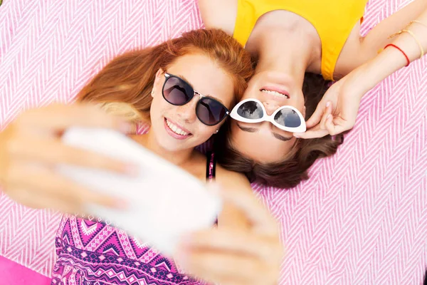 Meninas adolescentes em óculos de sol tomando selfie — Fotografia de Stock