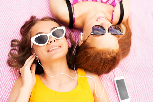 Ragazze adolescenti che ascoltano musica da smartphone — Foto Stock