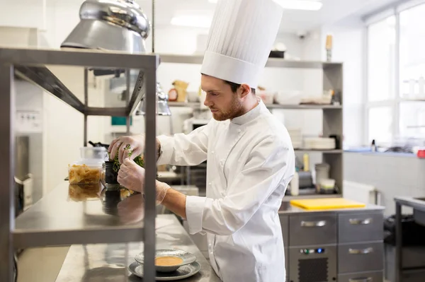 Male chef cooking at restaurant kitchen — Stock Photo, Image