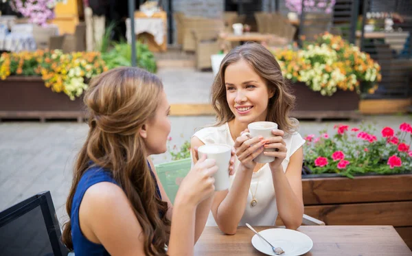 Mujeres jóvenes felices tomando café en la cafetería al aire libre —  Fotos de Stock