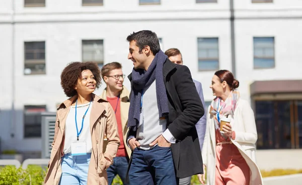 Business team met conferentiebadges in stad — Stockfoto