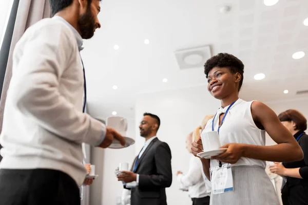 Affärsfolk med konferensen märken och kaffe — Stockfoto