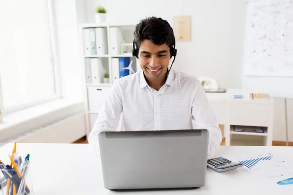 Biznesmen z zestawu słuchawkowego i laptopa w biurze — Zdjęcie stockowe