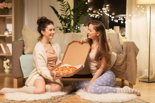 Ευτυχισμένος φίλες με την πίτσα στο σπίτι — Φωτογραφία Αρχείου