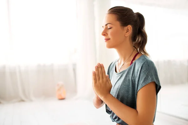 Närbild av kvinnan mediterar på yogastudion — Stockfoto