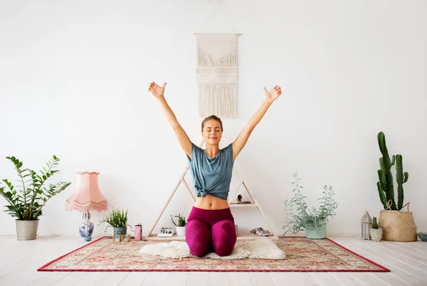 ヨガスタジオで瞑想する女性は — ストック写真