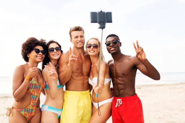 Amigos felices tomando selfie en la playa de verano —  Fotos de Stock