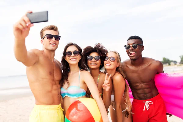 Amici felici prendendo selfie sulla spiaggia estiva — Foto Stock