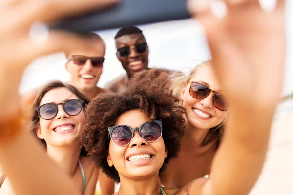 Amici felici prendendo selfie sulla spiaggia estiva — Foto Stock