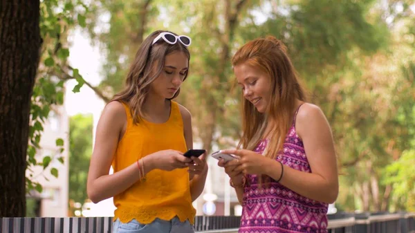 Dospívající dívky s smartphone v letním parku — Stock fotografie