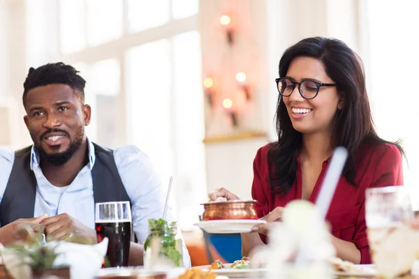 Feliz hombre y mujer comiendo en el restaurante —  Fotos de Stock