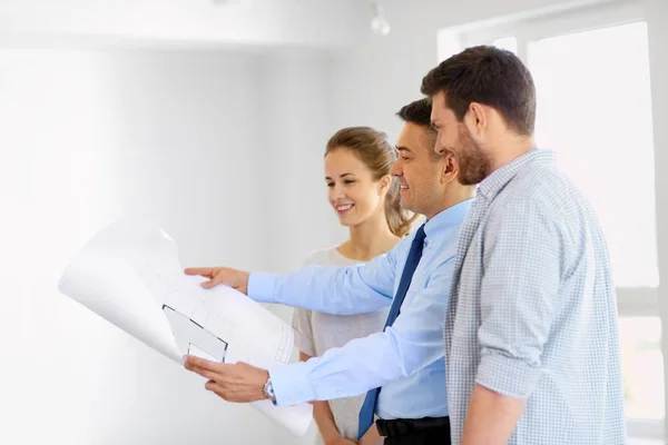 Makler zeigt Bauplan für neues Zuhause für Paar — Stockfoto