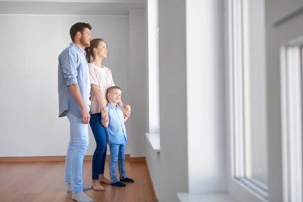 Família feliz com criança em nova casa ou apartamento — Fotografia de Stock