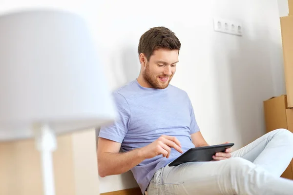 Hombre con la PC tableta y cajas que se mueven a nuevo hogar — Foto de Stock