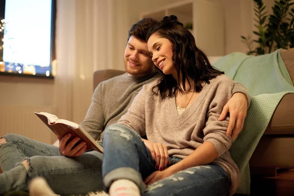 Mutlu çift evde kitap okuyor. — Stok fotoğraf