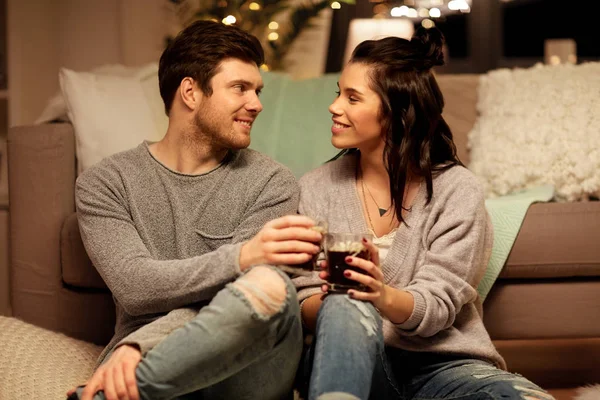 Feliz pareja bebiendo café y comiendo en casa — Foto de Stock