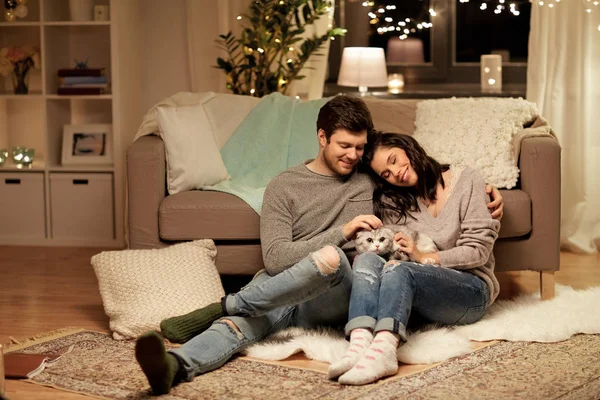 Casal feliz com gato em casa — Fotografia de Stock