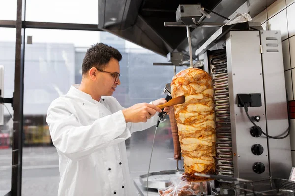 Snabbmat Och Matlagning Koncept Kocken Skivning Doner Kött Från Roterande — Stockfoto