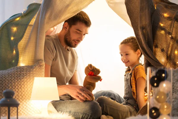 Gelukkig familie spelen met speelgoed in kids tent thuis — Stockfoto